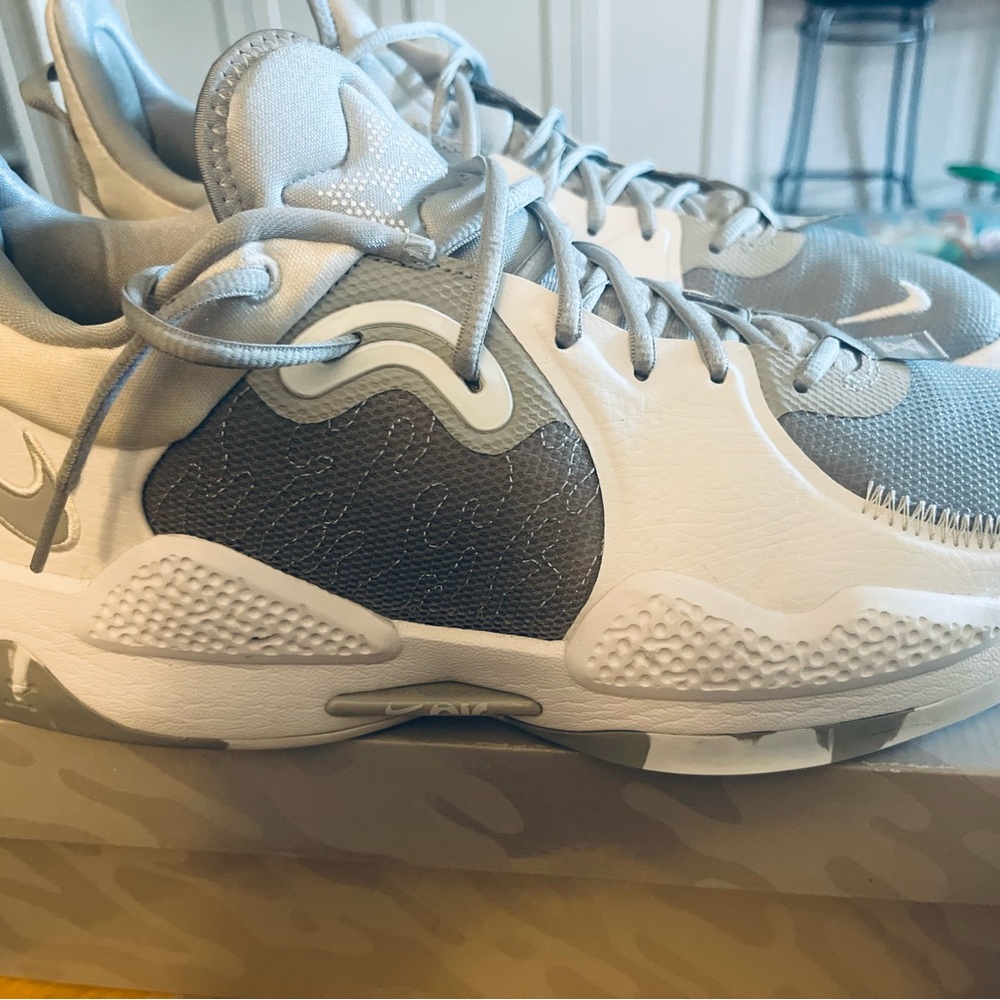 Nike Gray and White Athletic Shoes with Modern Design - Picture 4 of 7